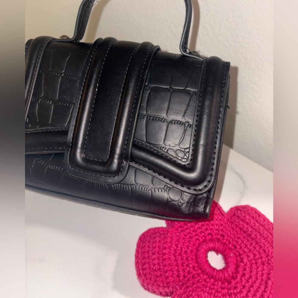 Elegant Black Croc-Embossed Women's Bag